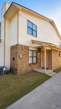 Building Photo - 1813 Cedarhill Dr