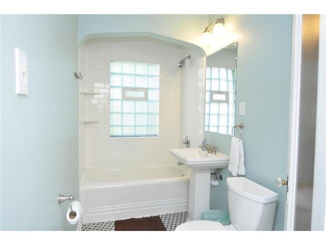 Building Photo - 1015 26th Ave SE