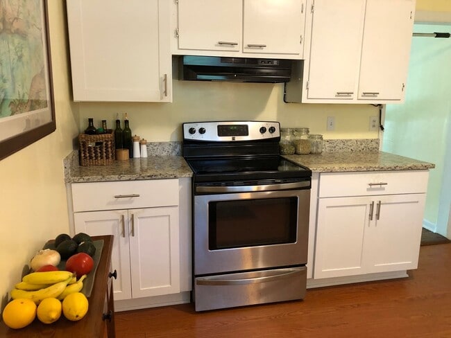 Building Photo - Three Bedroom 1.5 Bath Home in Great Location in NW Orman Leigh Estates