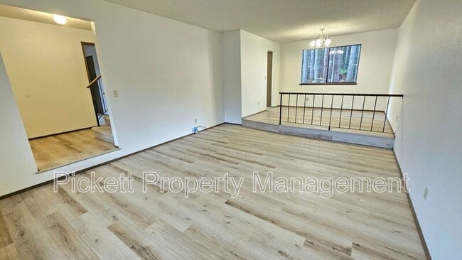 Building Photo - 5401 Pineridge Dr NE