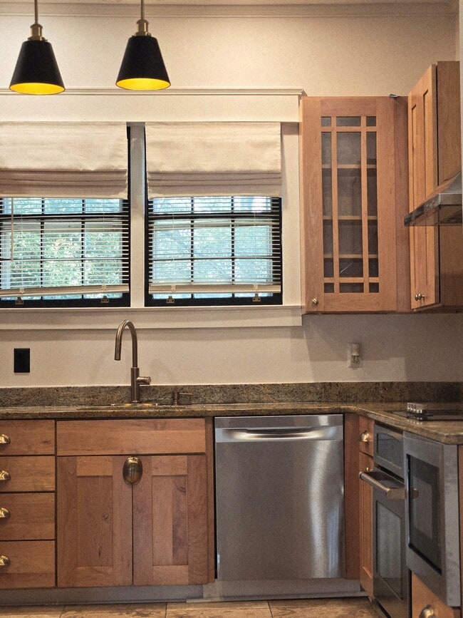 Building Photo - 1579 Vesta Ave