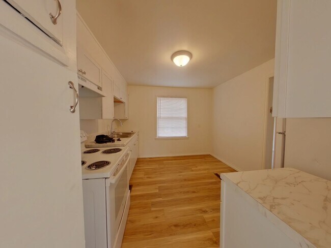 Building Photo - 3 Bedroom Home