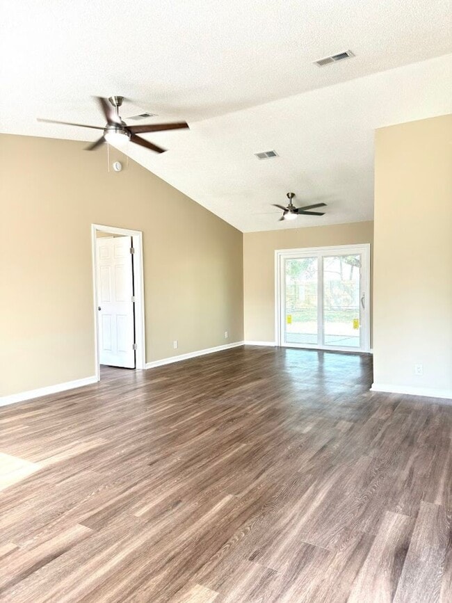 Building Photo - 159 Green Acres Dr