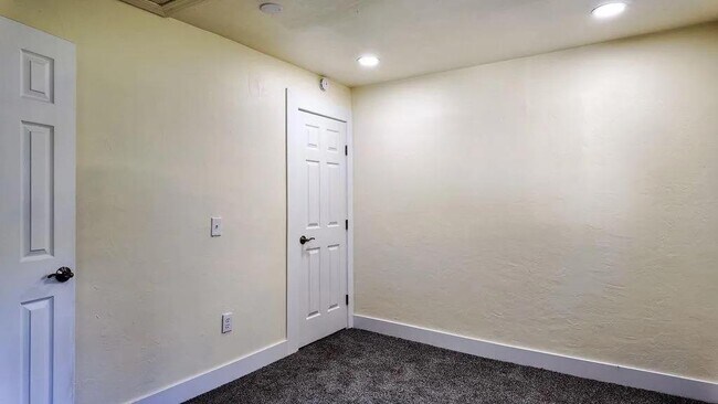 Building Photo - 2913 SW 13th St