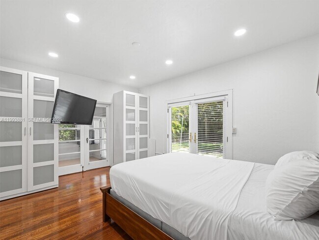 Building Photo - 314 Romano Ave