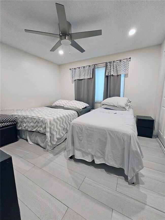 Building Photo - 3483 Emerald Oaks Dr