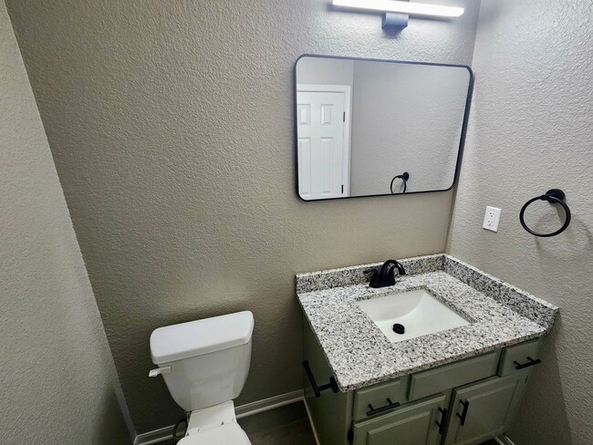 Building Photo - 2 Bedroom, 2 Bath, 1 car Garage