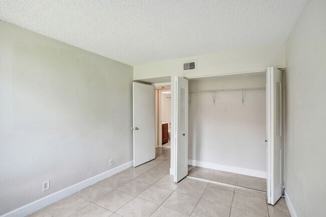Building Photo - Updated 2 Bed, 2 Bath 1st Floor Condo with Garden Views in Lakes of Jacaranda, Plantation