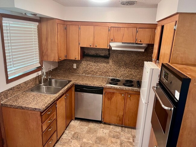 Building Photo - Single level 2 bed flat meets Midcentury COOL