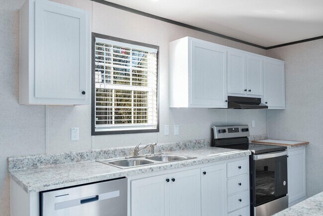 Building Photo - Huge 5 Bedroom 3 Bathroom Hastings Home Located w/ 1 Acre