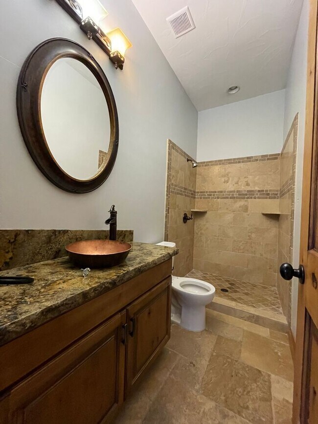 Building Photo - 3 bed 3 bath home - Located just below The...