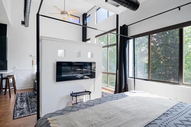 Building Photo - 700 N Graham St