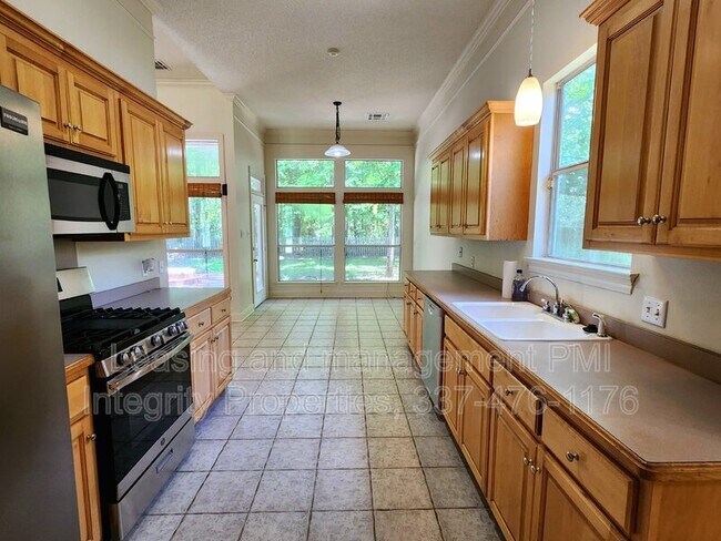 Building Photo - 411 Greenfield Dr