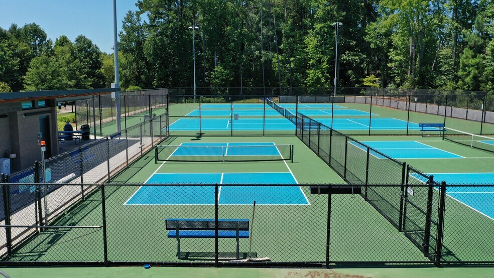 2 minutes walk to pickleball and tennis courts - 1122 Chenille Dr