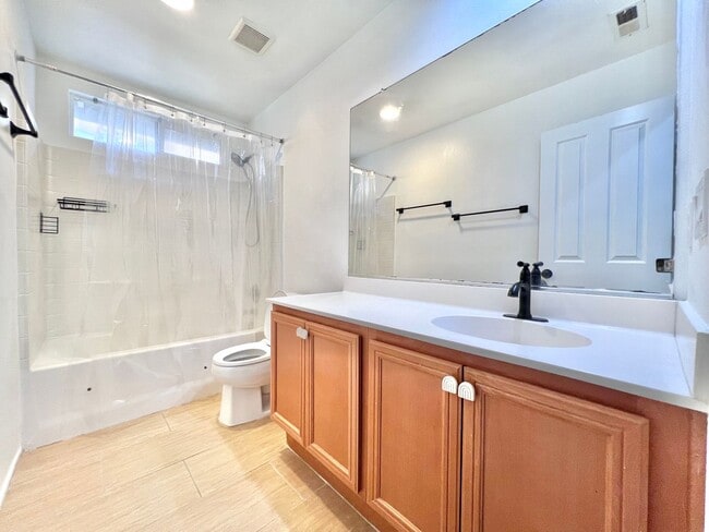 Building Photo - Spacious 4 Bed, 3 Bath Two-Story Home with...