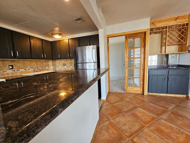 Building Photo - Amazing Penthouse 2 Bedroom 2 Bath With Mo...