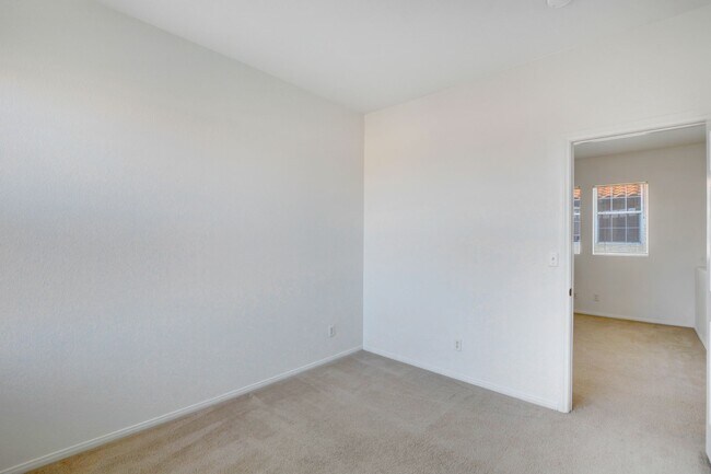 Building Photo - Beautiful 4-Bedroom Home in Gated Summerli...