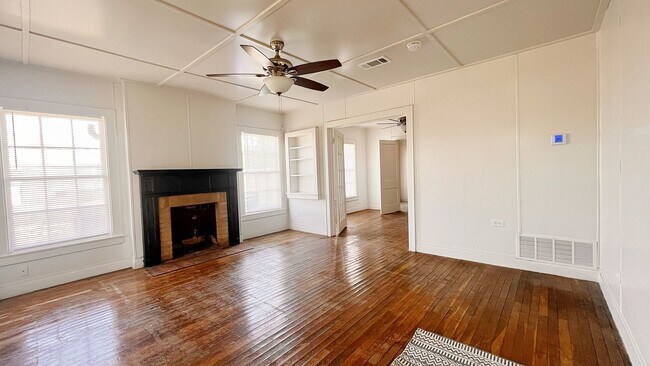 Building Photo - Updated and ready for move in immediately!
