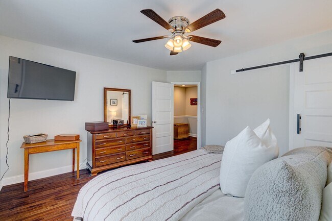 Building Photo - Midtown Rental in Forest Hills