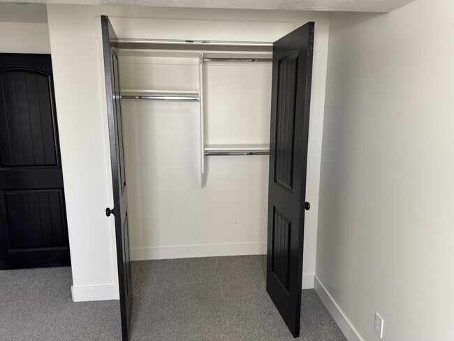 Building Photo - 890 W 110 S