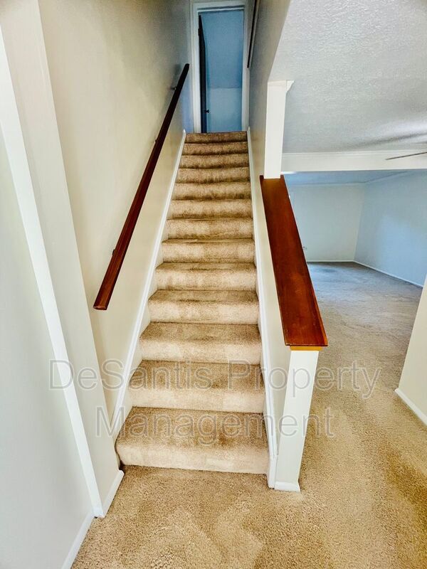 Building Photo - 925 Elm Ct