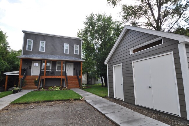 Building Photo - Newer Garden-Level 2Bed, 1Bath Apartment i...