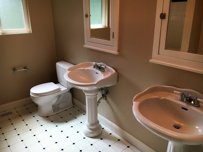 Building Photo - Beautiful 4 Bedroom Juanita Gem Walking Di...