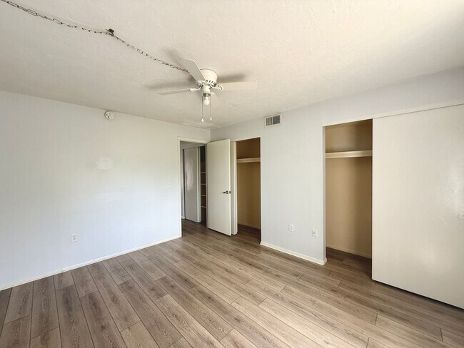 Building Photo - Close to Downtown Sarasota - 2/1 Condo - I...