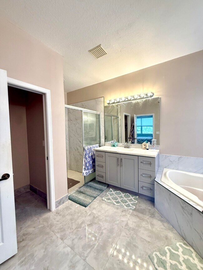 Building Photo - 1763 SW Newport Cir