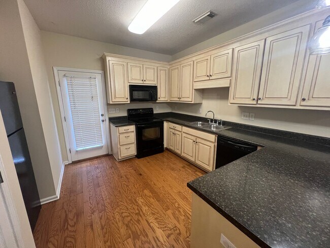Building Photo - 3 bedroom 2 bathroom duplex in Covington V...