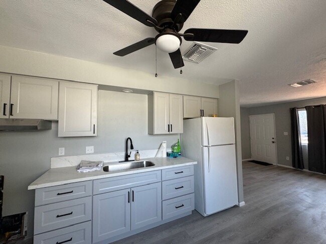 Building Photo - 2BR Remodeled and Updated, Large cement pa...