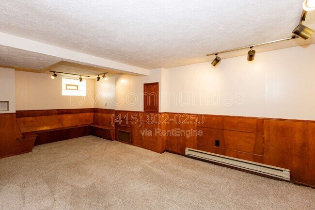 Building Photo - 1584 Maple Rd