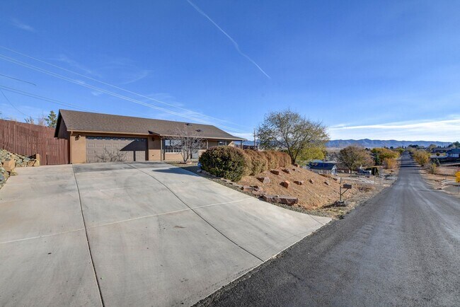 Building Photo - 8660 E Manley Dr