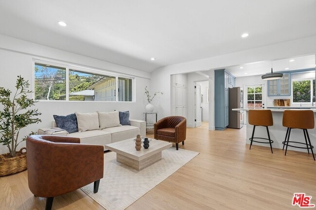 Building Photo - 864 Bienveneda Ave