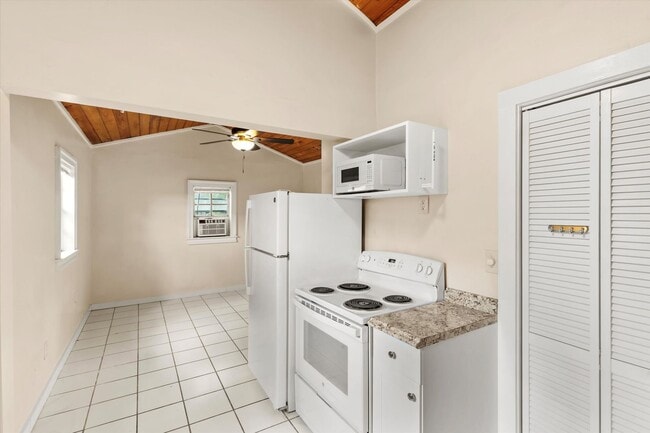 Primary Photo - Unfurnished Studio!