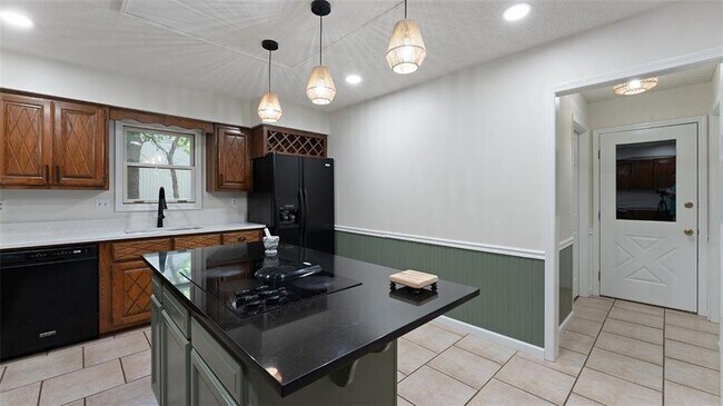 Building Photo - 44 Sandwick Dr