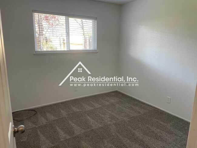 Building Photo - 5433 E Knoll Dr