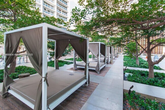 Building Photo - 495 Brickell Ave