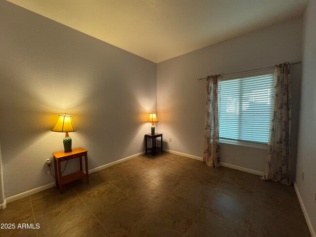 Building Photo - 750 E Northern Ave