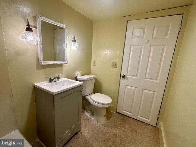 Building Photo - 2 E Vine St