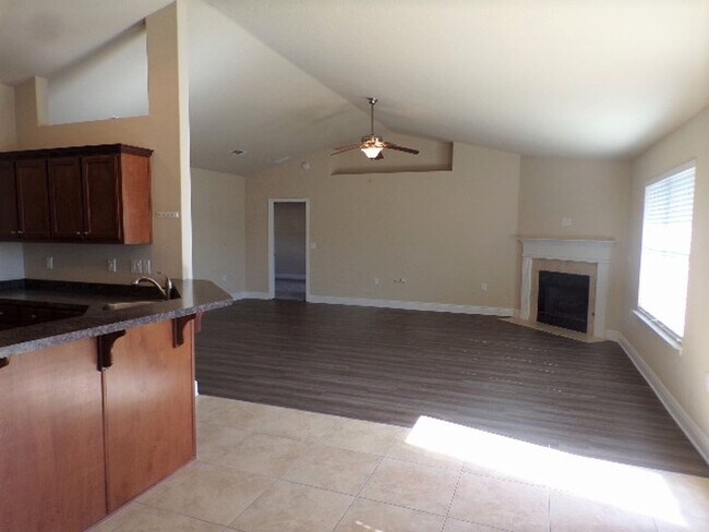 Building Photo - Spacious 3-Bedroom Home