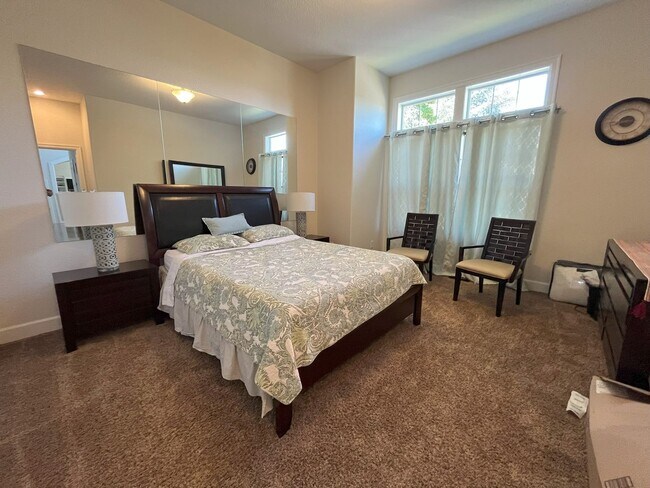 Building Photo - Elegant 4-Bedroom Luxury Home with Panoram...