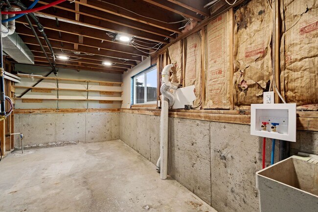 Building Photo - Gorgeous Four Bed-Two Bath Home