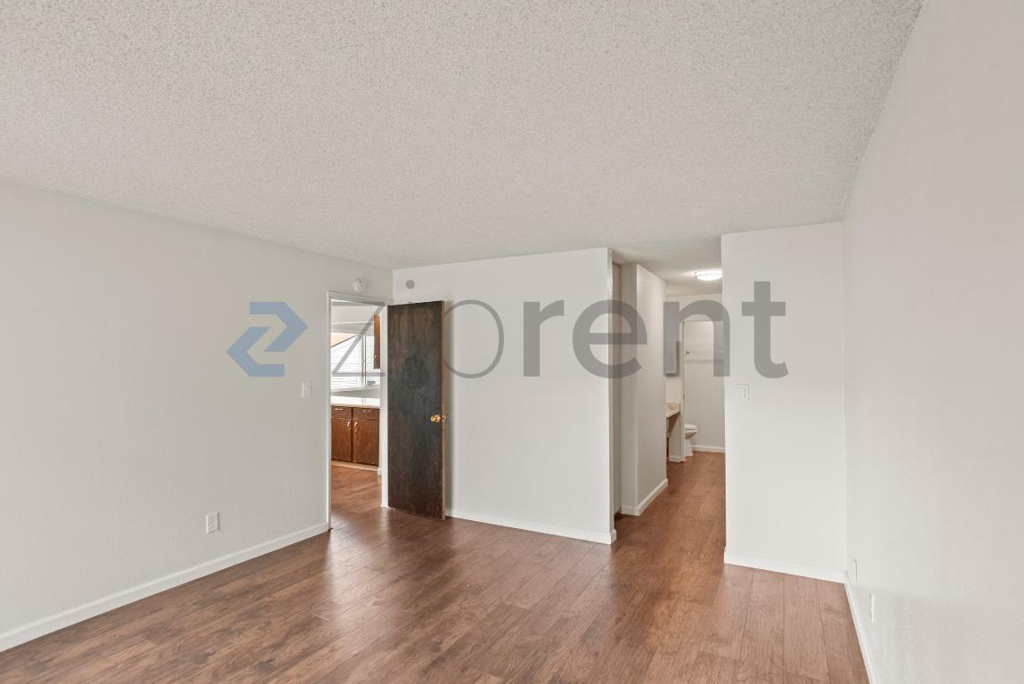 Building Photo - Unit 4