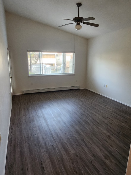 Building Photo - 407 Willow Ridge Ct