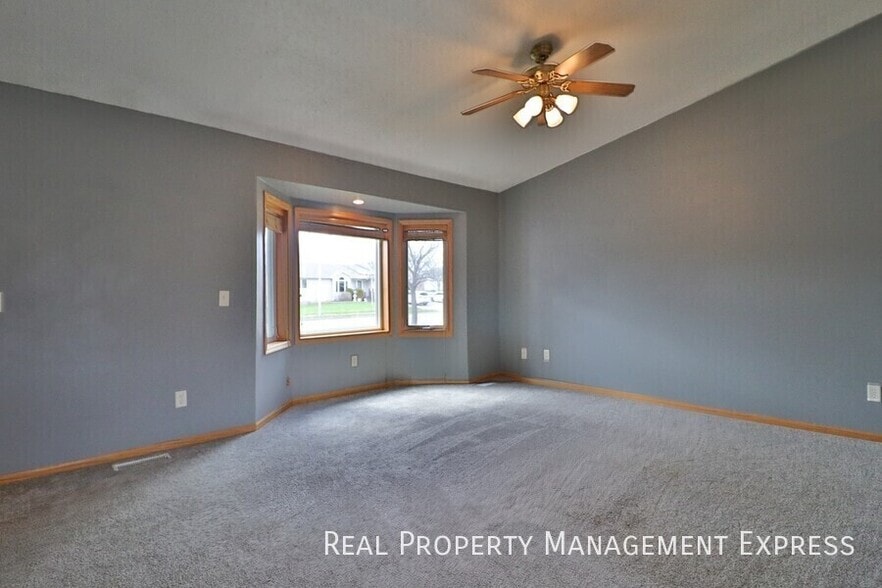 Building Photo - 3 Bed 2 Bath home with Double Garage