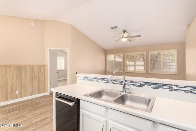 Building Photo - 3013 E Bluefield Ave