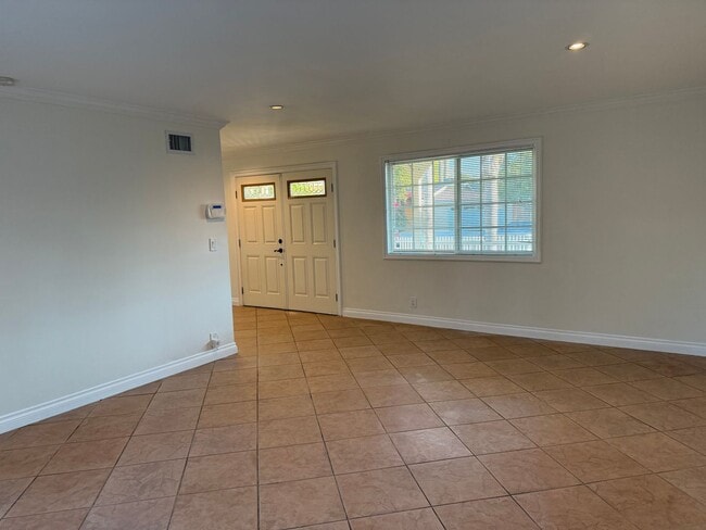 Building Photo - Open Thursday 12/11 3-4pm Private HOME 3bed/2 bath + POOL in Woodland Hills!