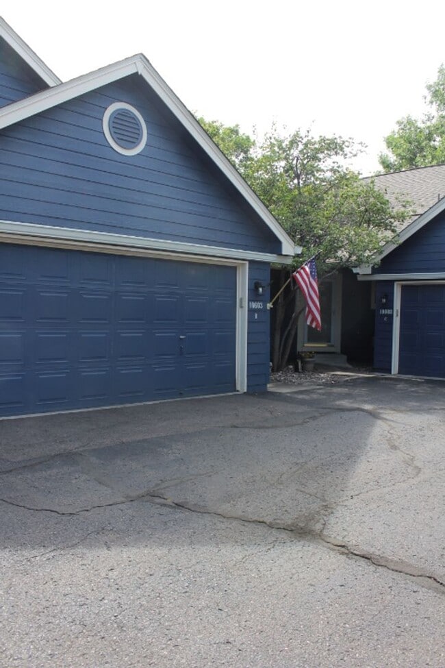 Building Photo - 2 BR/2 1/2 BA Townhouse in Gated Littleton...