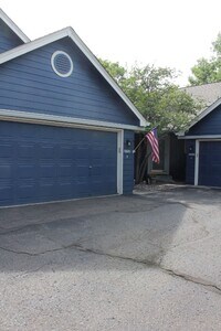 Building Photo - 2 BR/2 1/2 BA Townhouse in Gated Littleton...